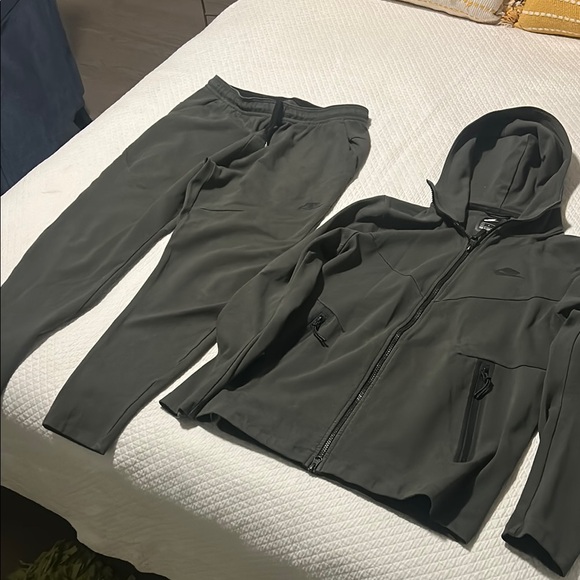 Nike Tech - Picture 1 of 1